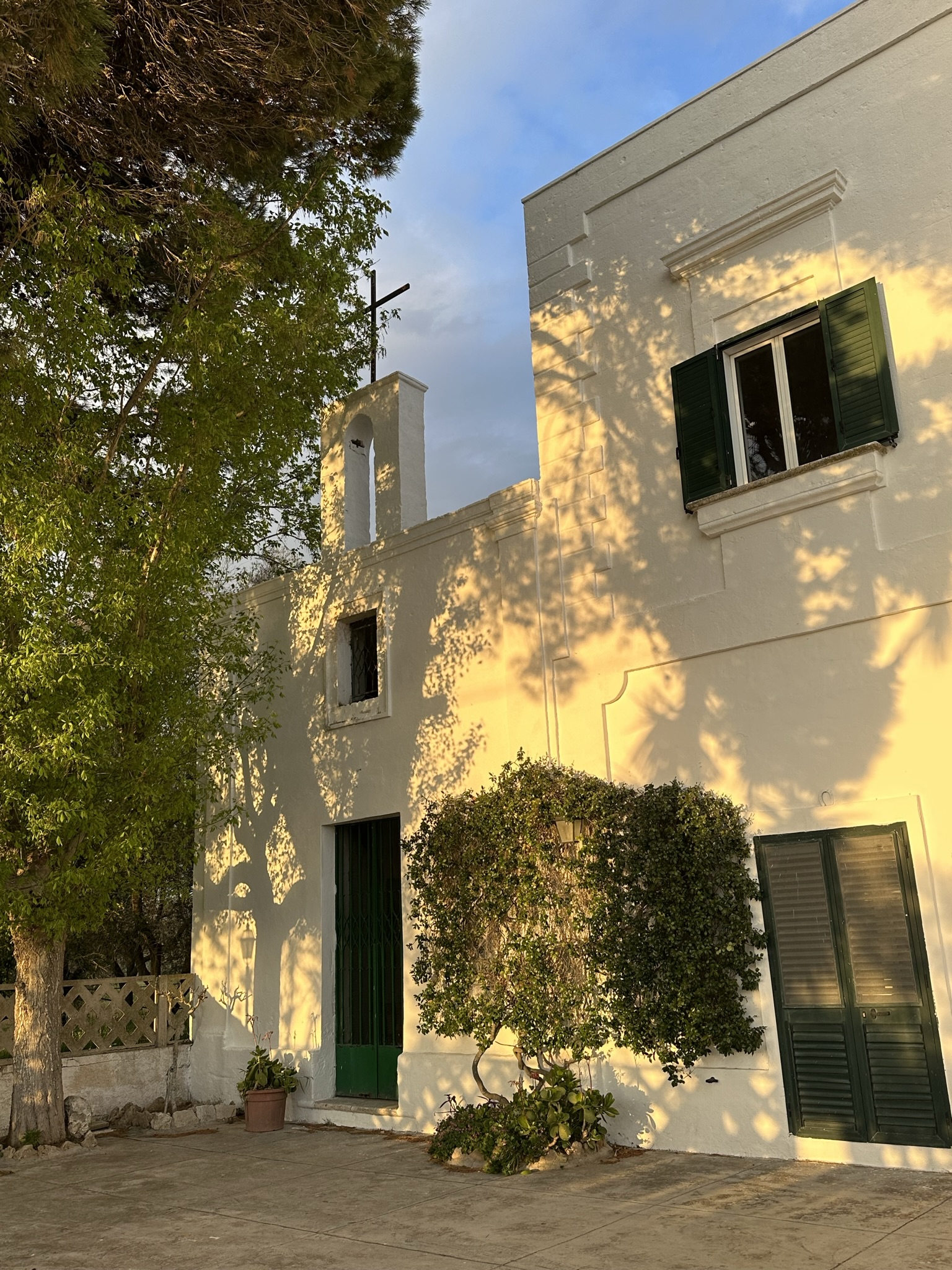 Sunset Suite - Accommodates: 4 Beds: 1 Single, 1 King four-poster, 1 sofa bed