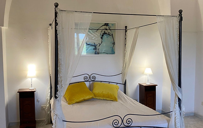 Sunset Suite - Accommodates: 4 Beds: 1 Single, 1 King four-poster, 1 sofa bed