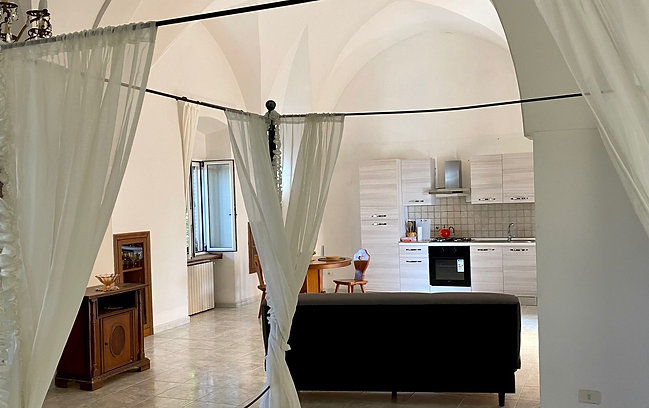 Sunset Suite - Accommodates: 4 Beds: 1 Single, 1 King four-poster, 1 sofa bed