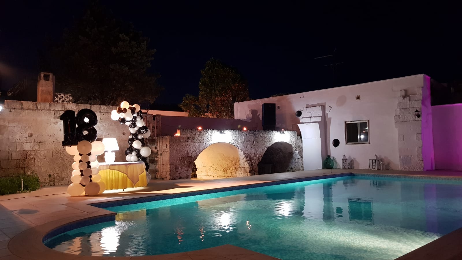 Sunset Suite - Accommodates: 4 Beds: 1 Single, 1 King four-poster, 1 sofa bed