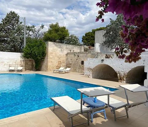 Masseria Terra di Marina si traduce come "Casale dei fondali marini".